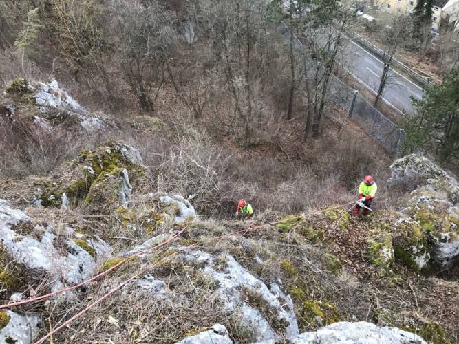 Räumungsarbeiten an der Felswand