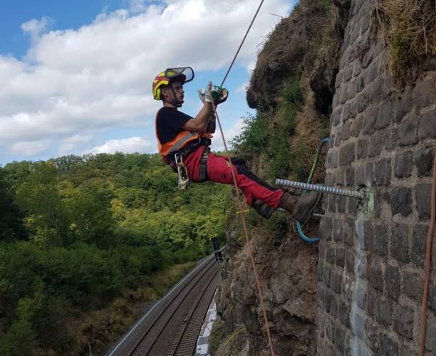 Freischneiden am Hang